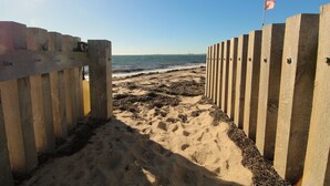 På stranden