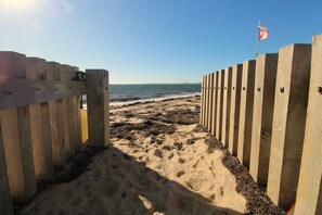 På stranden