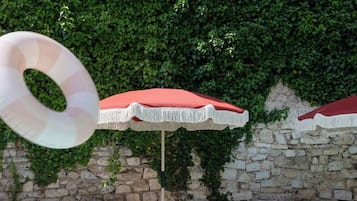 Piscine extérieure (ouverte en saison), parasols de plage