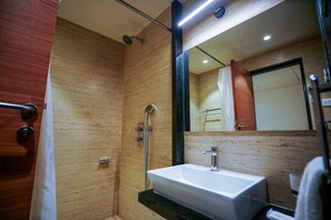 이그제큐티브 더블룸 | 욕실 | 샤워 시설, 무료 세면용품, 타월, 비누