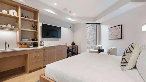 1 bedroom, desk, internet