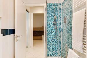 Apartamento, 2 quartos, varanda, no piso térreo | Banheiro