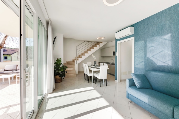 Appartement, 3 chambres, terrasse, dans la tour | Aire de séjour | Téléviseur connecté de 50 po avec télévision numérique