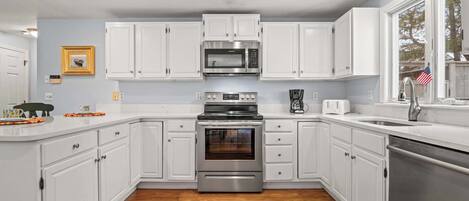 Refrigerador, microondas, horno y parrilla de estufa