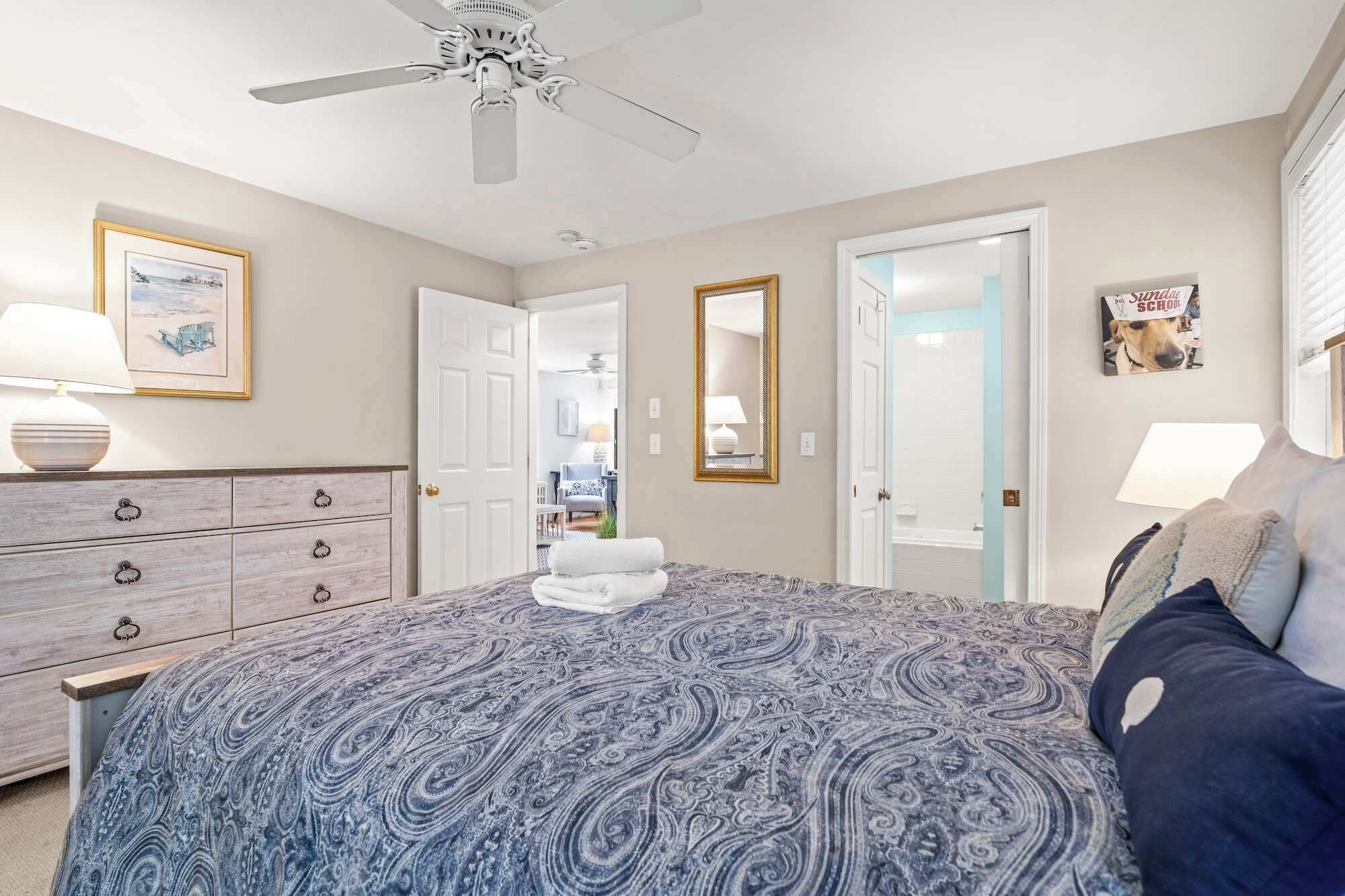 3 habitaciones, tabla de planchar con plancha, wifi y ropa de cama 