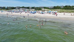 Une plage où l’on peut se baigner et prendre des bains de soleil.
