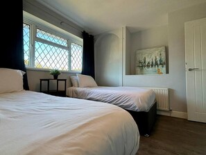 3 makuuhuonetta, silitysrauta/-lauta, vauvan matkasänky, Wi-Fi