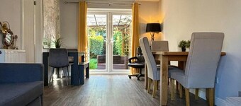 Maiden House- 3BR , Free Wifi, Parking, Gatwick Airport, Maiden House- Spacious and Modern 3BR