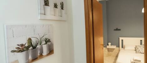 1 Schlafzimmer, Zimmersafe, Schreibtisch, Bügeleisen/Bügelbrett