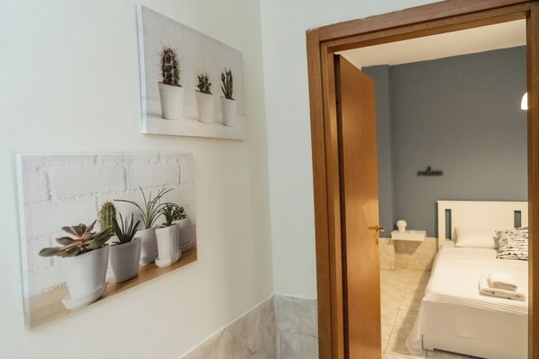 1 slaapkamer, een kluis op de kamer, een bureau