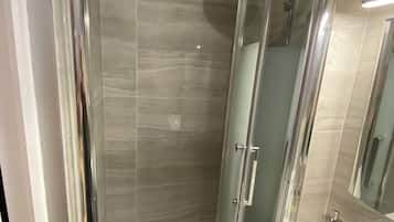 Douche, sĂšche-cheveux, serviettes fournies, savon