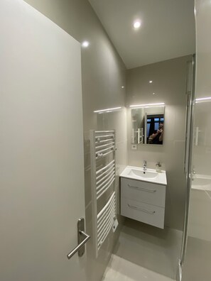 Douche, sĂšche-cheveux, serviettes fournies, savon