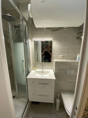 Doccia, asciugacapelli, asciugamani, sapone