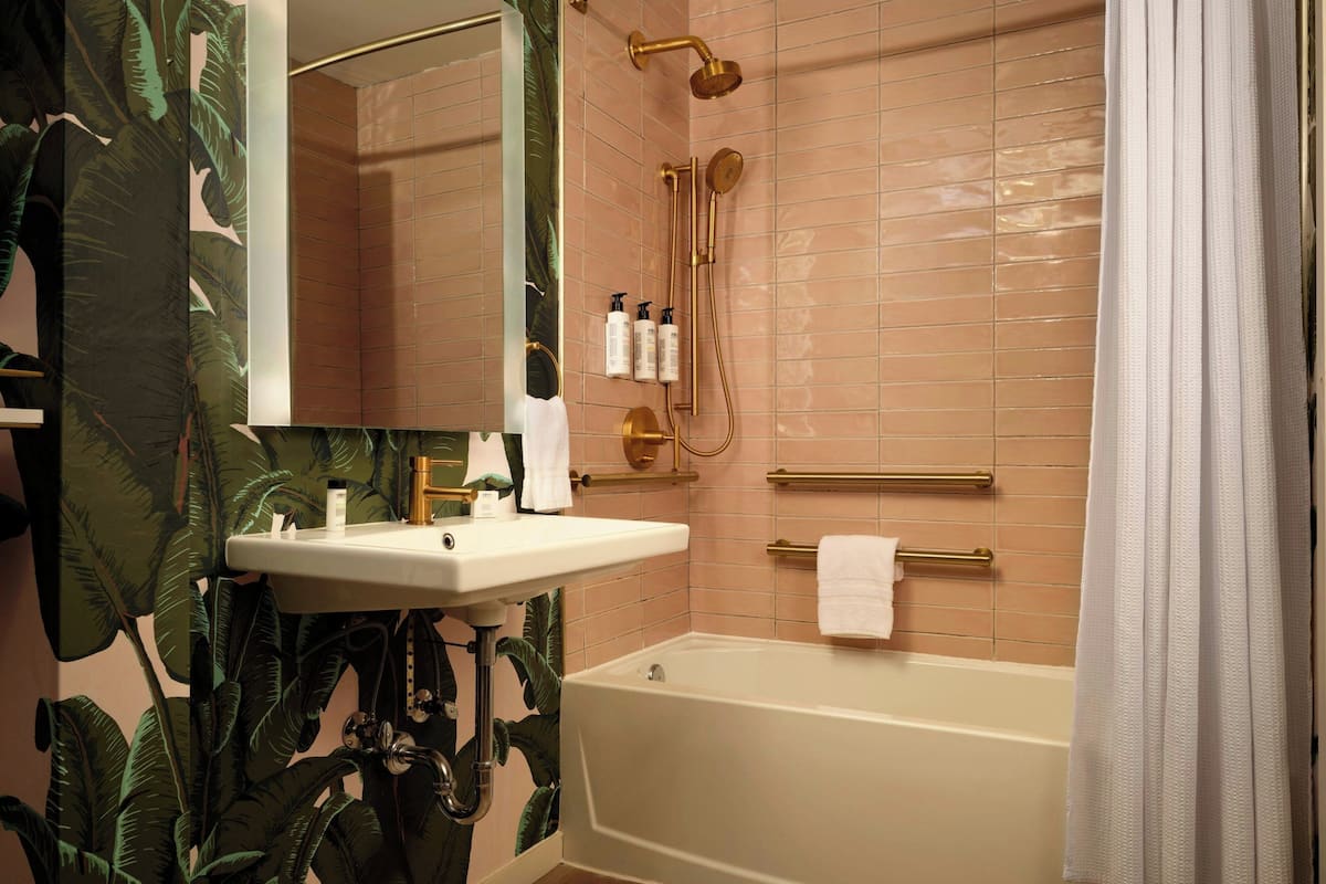 Ropa de cama hipoalergénica y caja de seguridad en la habitación