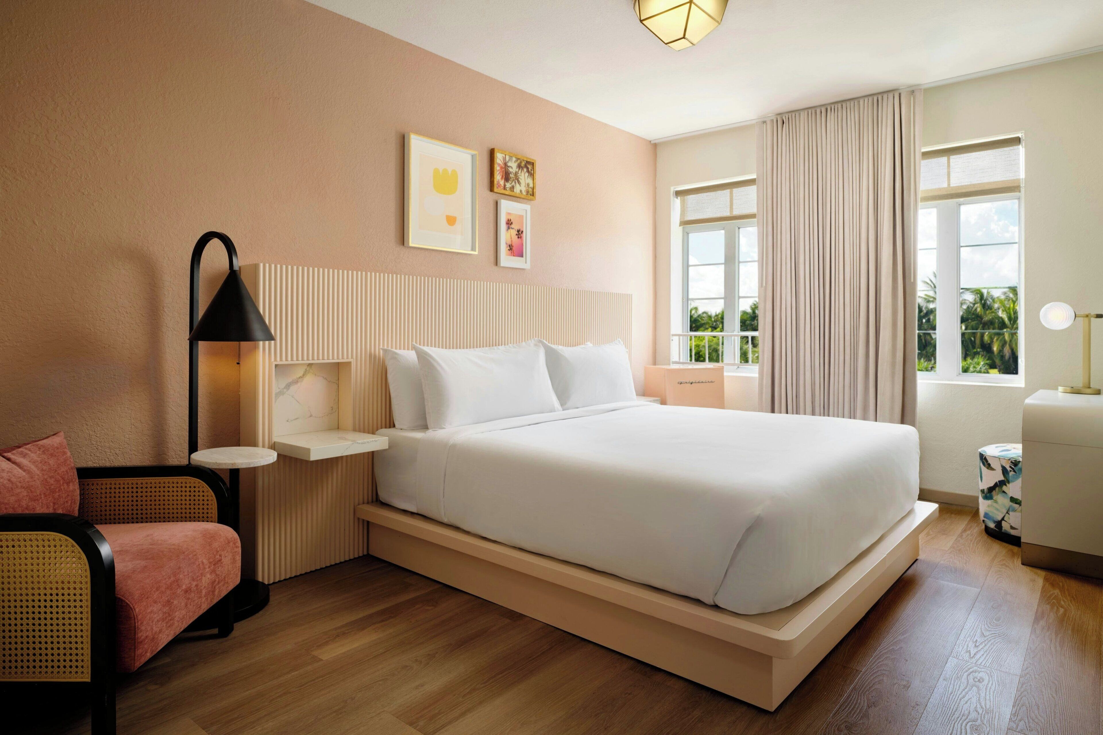 Chambre, 1 très grand lit, vue piscine