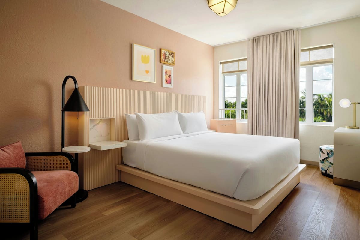 Ropa de cama hipoalergénica y caja de seguridad en la habitación