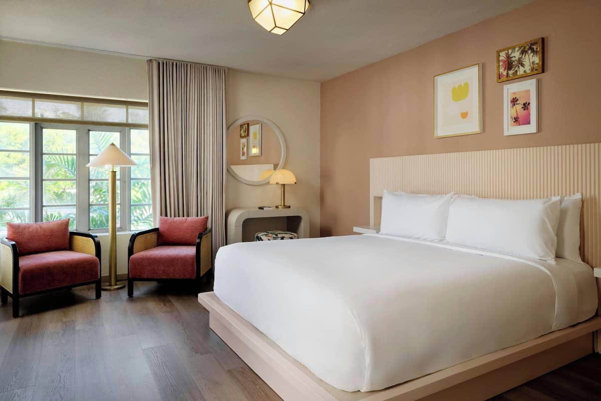 Ropa de cama hipoalergénica y caja de seguridad en la habitación