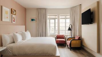 Ropa de cama hipoalergénica y caja de seguridad en la habitación