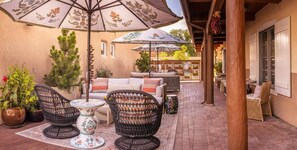 Terrace/patio - Cozy King Bed | Free Breakfast & Pet Friendly (Santa Fe)