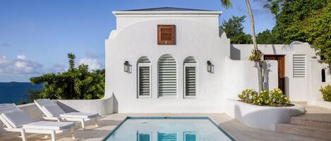 Piscina all'aperto, una piscina riscaldata