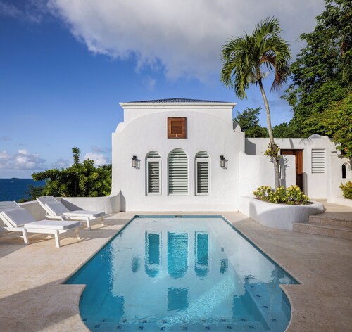 VILLA SANTORINI - walk to beach and restaurants from this luxurious masterpiece