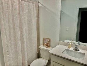Asciugacapelli, asciugamani, sapone, shampoo