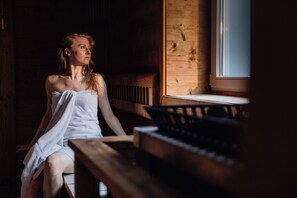 Sauna, steam room, Turkish bath/hammam, hot stone massages