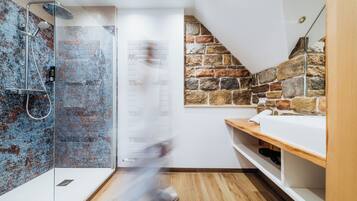 Luxury Studio Suite | Bathroom | Hair dryer, towels, soap, shampoo