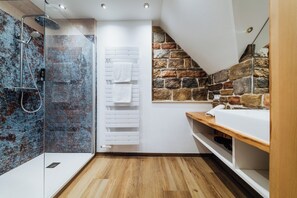 Luxury Studio Suite | Bathroom | Hair dryer, towels, soap, shampoo