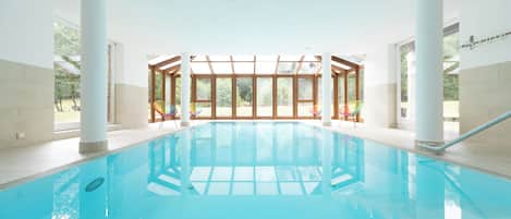 Una piscina cubierta