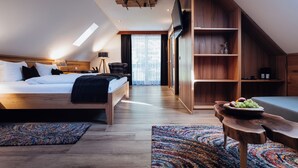 Una habitación de hotel moderna con una cama de madera, un escritorio y un televisor.