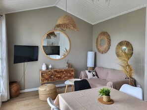Smart-TV, Tischtennisplatte, Bücher