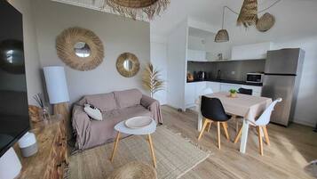 TV connectée, table de tennis de table, livres