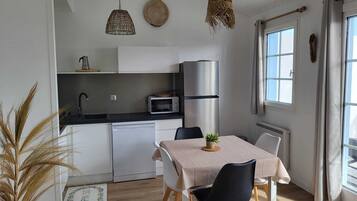 Réfrigérateur, micro-ondes, plaque de cuisson, lave-vaisselle