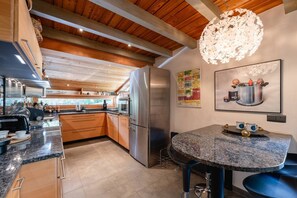 Refrigerador, horno, lavavajillas, cafetera/tetera