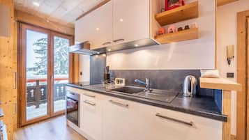 Kjøleskap og kjøkkenutstyr