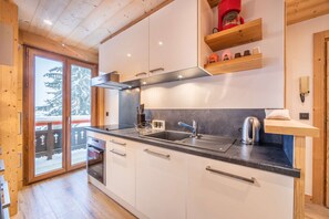 Kjøleskap og kjøkkenutstyr