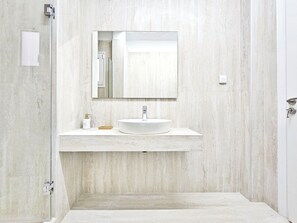 Douche, séchoir à cheveux, serviettes fournies, savon