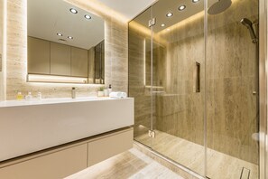 Dusche, kostenlose Toilettenartikel, Haartrockner, Handtücher