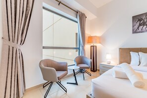 2 makuuhuonetta, tallelokero huoneessa, silitysrauta/-lauta