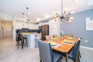 Dining - Amazing Condo Getaway (Kissimmee)
