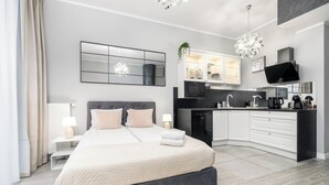 Deluxe appartement, balkon, uitzicht op de stad | 1 slaapkamer, een strijkplank/strijkijzer, babybedden (toeslag)