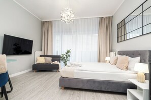 Deluxe-huoneisto, parveke, kaupunkinäköala | 1 makuuhuone, silitysrauta/-lauta, vauvansängyt, vuodevaatteet