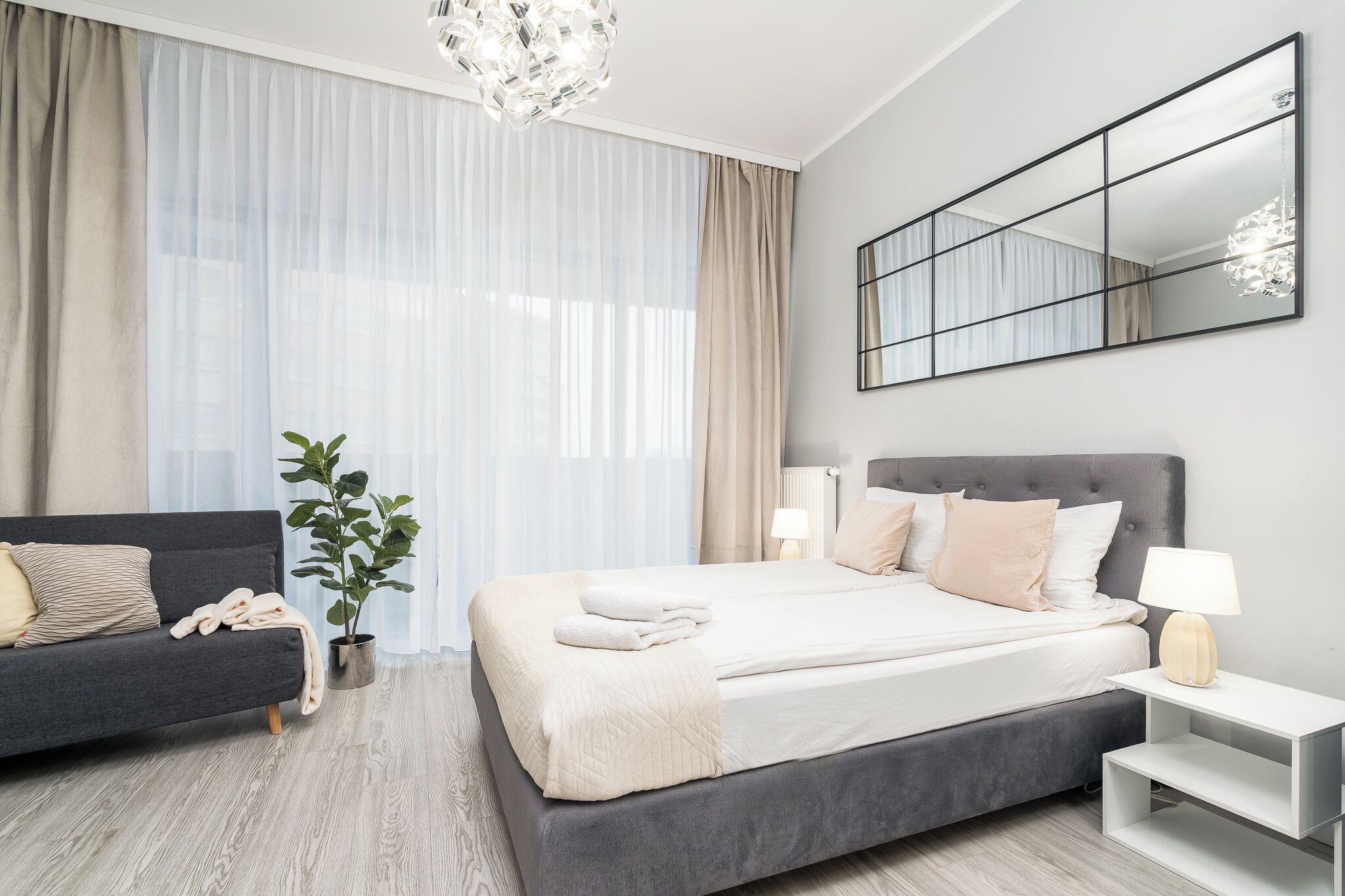 ดีลักซ์อพาร์ทเมนท์, ระเบียง, วิวเมือง | 1 ห้องนอน, เตารีด/โต๊ะรีดผ้า, เปล/เตียงเด็กอ่อน, ผ้าปูที่นอน