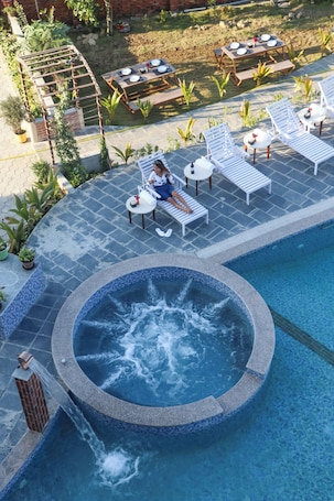 Una piscina al aire libre. Hotel Yatra Sauraha