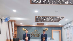A reception area with a marble reception desk, a decorative ceiling, and a reception sign. - Hotel Yatra Sauraha (Sauraha)