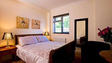 Tweepersoonskamer | Een bureau, een strijkplank/strijkijzer, gratis wifi