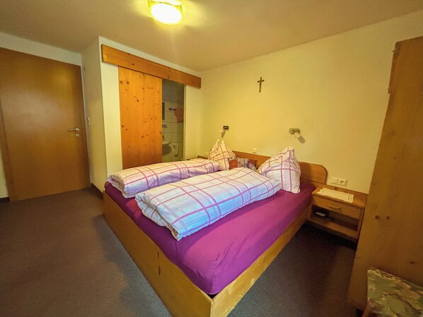 1 bedroom, WiFi, bed sheets - Cozy twin room with mountain view (Niederau)