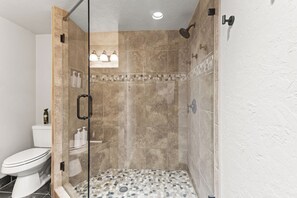 Dusche, Haartrockner, Handtücher, Seife