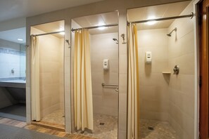 Douche, sèche-cheveux, serviettes fournies, savon